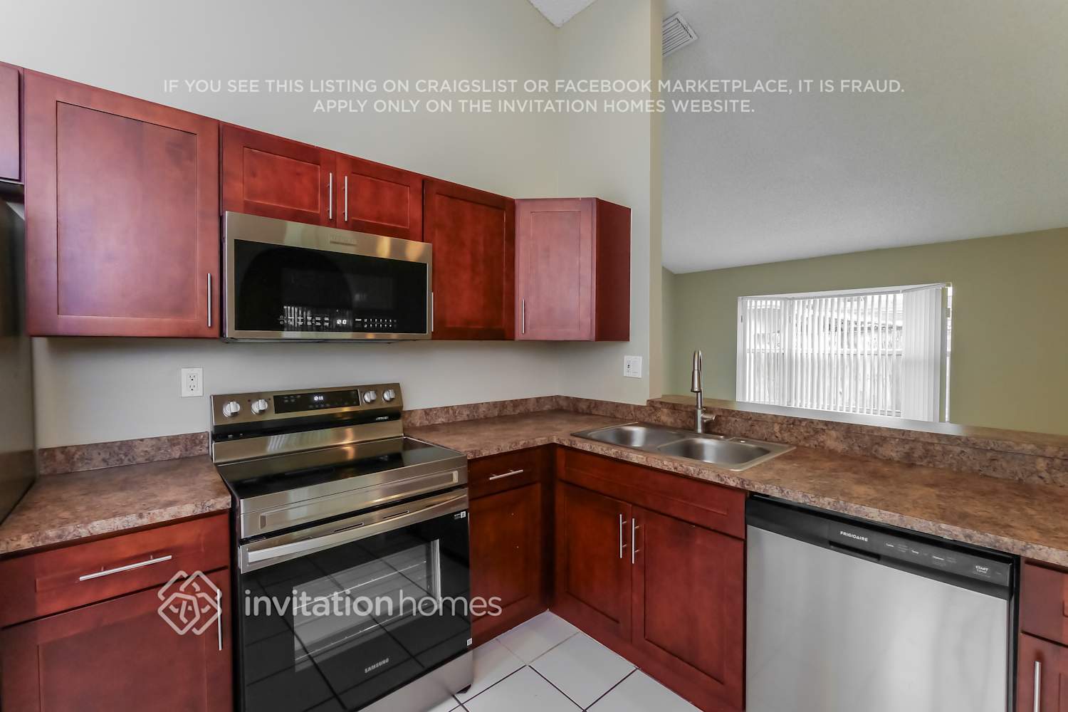 Building Photo - 9900 SW 59th Ct