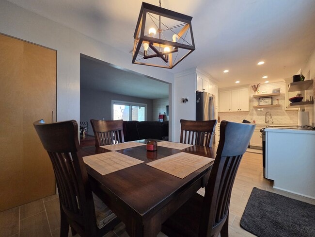 Building Photo - 2 Bedroom 2.5 Bath Town House in West Ventura