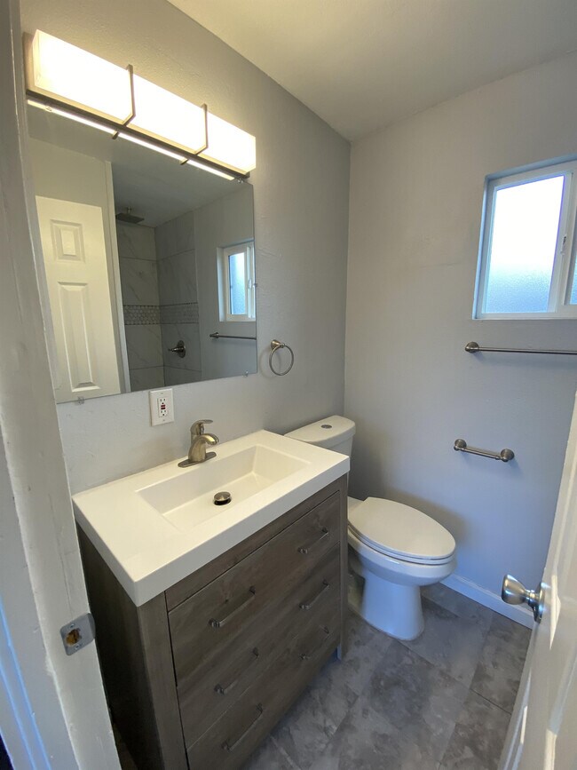 Building Photo - 433 N 14th St