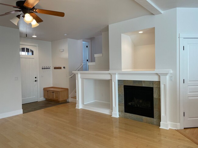 Building Photo - Old Mill Townhome Available 5/5/25