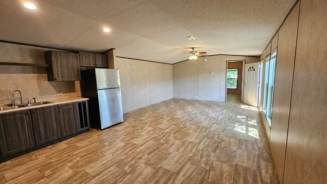 Building Photo - 2124 E Maywood St