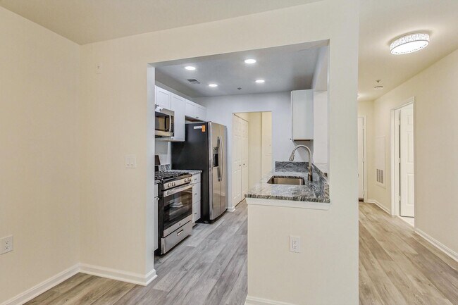 Building Photo - Beautiful - Ground Floor 3/2 condo in Rockville