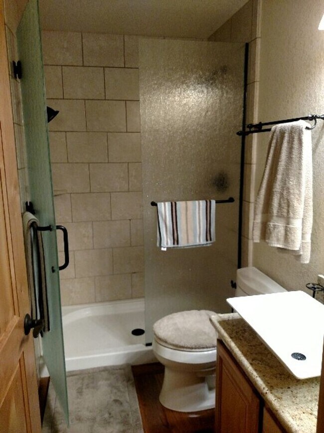 Building Photo - 1 Bedroom Centrally Located Summer Rental