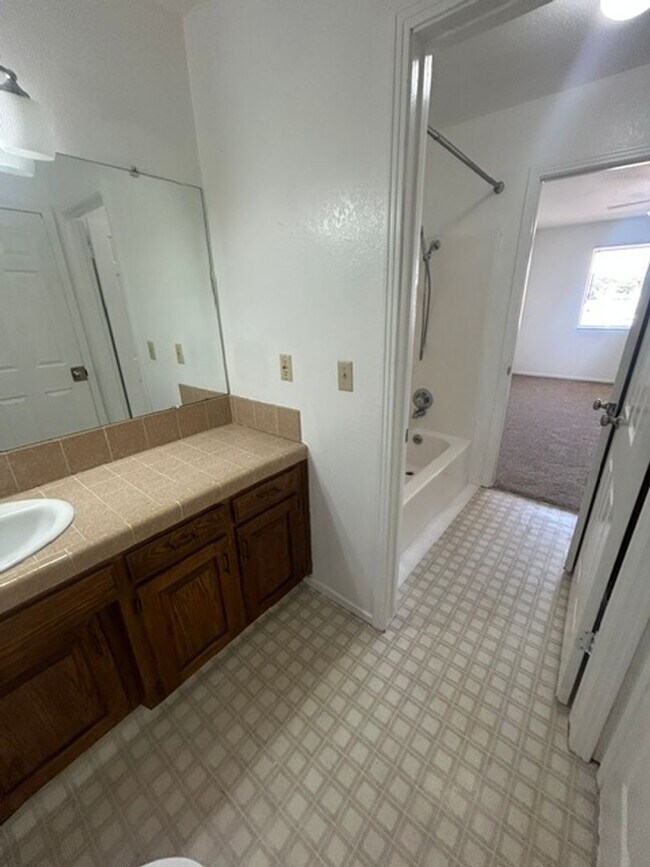 Building Photo - 2 Bedroom 1.5 Bathroom Condo In SE Visalia!!
