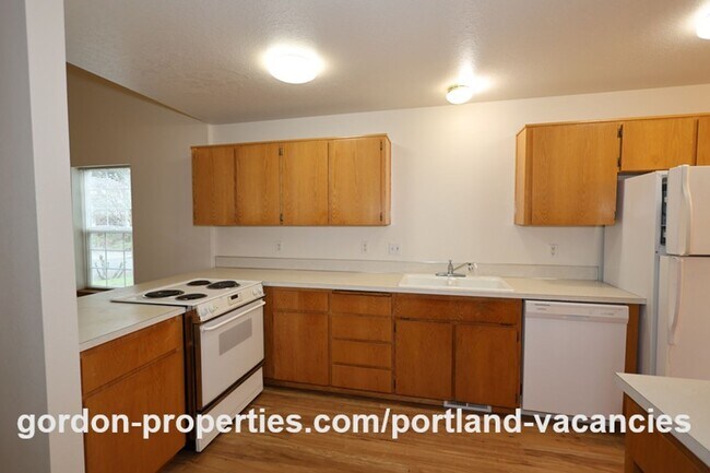 Building Photo - SE Knapp Circle - 3 bedroom duplex with attached single car garage