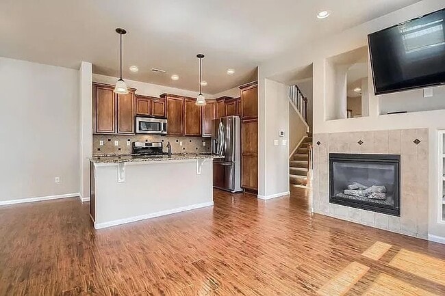 Building Photo - Beautiful 3 bedroom townhouse