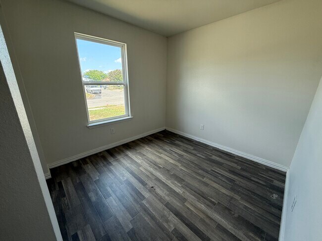 Building Photo - 330 Glenbrook