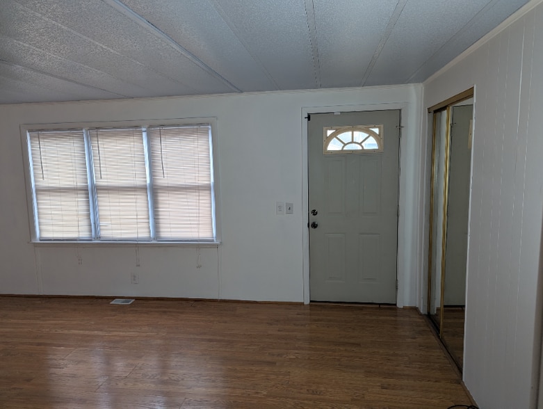 Primary Photo - 10553 Waller Rd