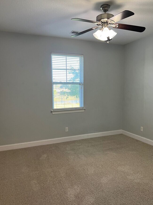 Building Photo - 4/2 with access to amenities, close to base!!