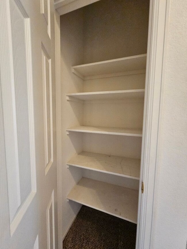 Building Photo - Awesome Aurora Top Floor 2 Bed 2 Bath Cond...