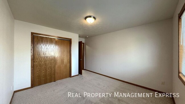 Building Photo - Spacious 1 Bedroom Apartment in Brandon, SD!