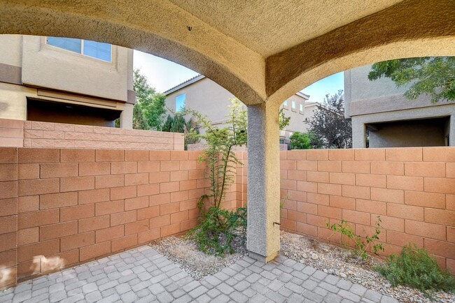 Building Photo - Spacious four bedroom in the Southwest