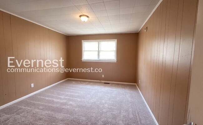 Building Photo - 4 Bed, 2 Bath Home with Fenced Yard / Available Now!