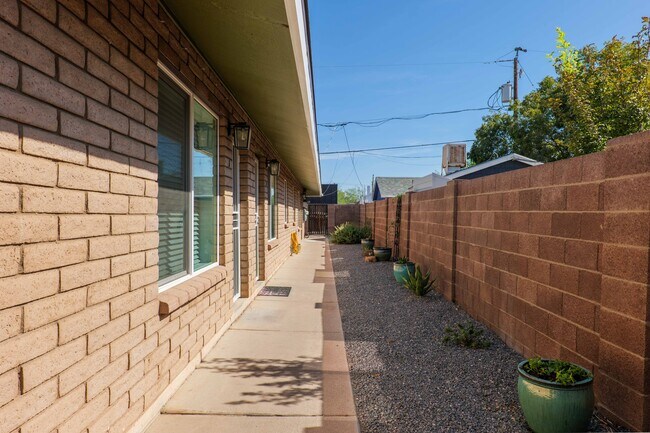 Front yard - 2025 N Richland St