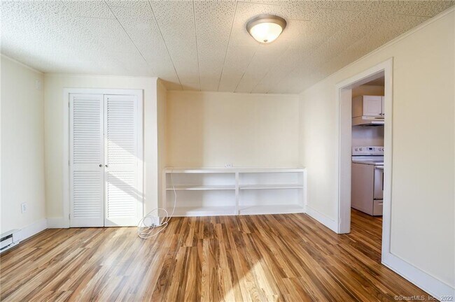 Building Photo - 24 Elm St