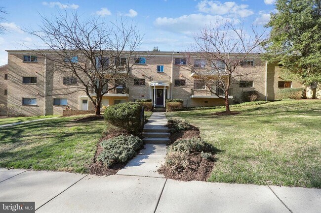 Building Photo - Private and Spacious Condo in Bethesda!