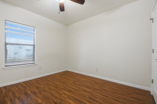 Building Photo - 302 W San Antonio St