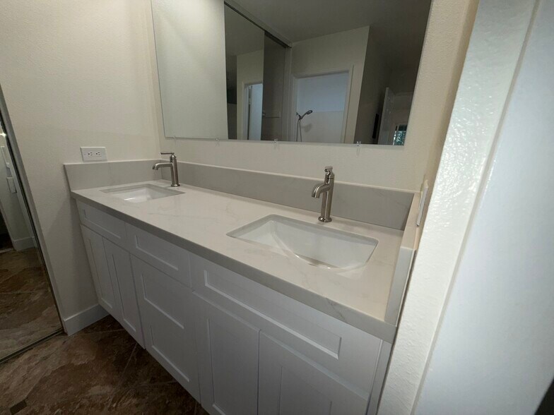Building Photo - 170 Streamwood