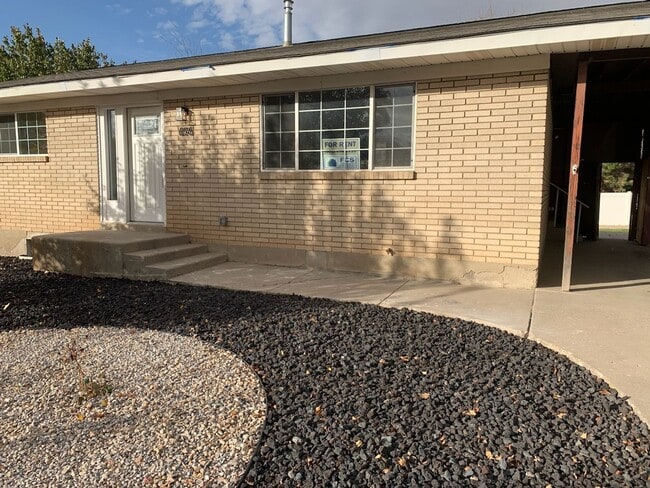 Building Photo - Cozy 4 bedroom 2 bath home in Woods Cross