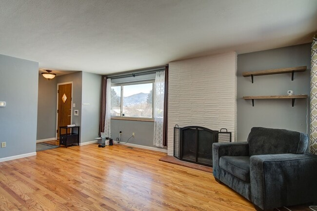 Building Photo - Ranch Style Brick home, charming and convenient!