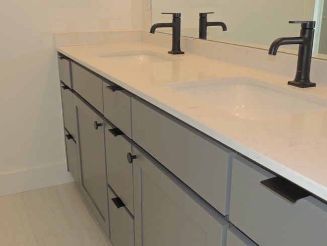 Building Photo - 600 Lawrence Ave