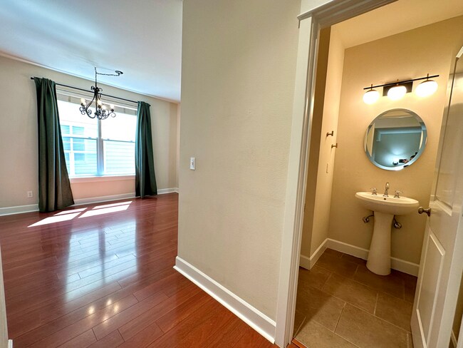 Building Photo - Spacious 3bed/3.5bath Townhome in West Sea...