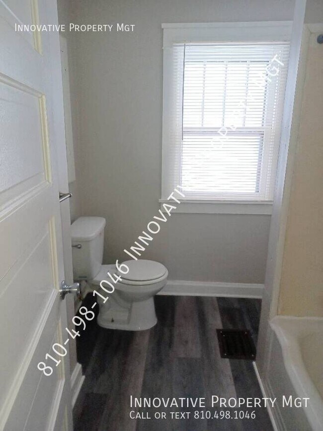 Building Photo - 842 E 9th St