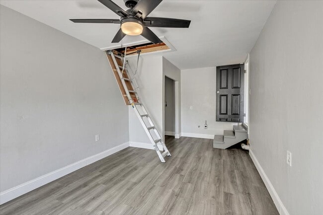Building Photo - 4604 N Rockwell Ave