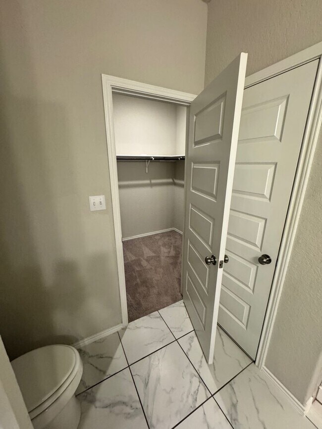 Building Photo - Move-In Ready Modern 4-Bedroom 2 Bath Home...