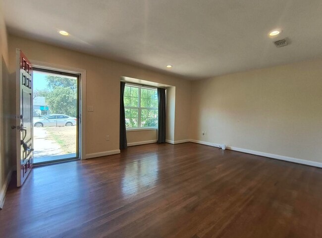 Building Photo - 2317 Live Oak St