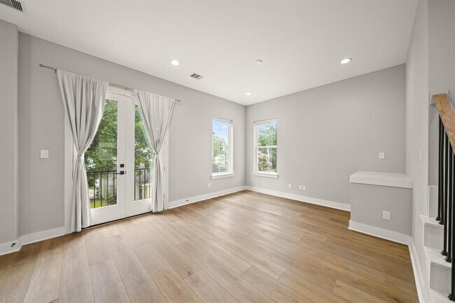 Building Photo - 823 Woodcrest Dr