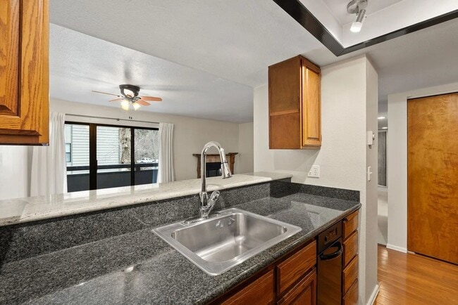 Building Photo - 2 Bedroom Condo with Boat Slip in Bigfork