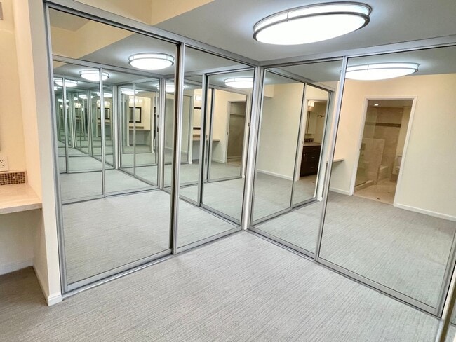 Building Photo - Iconic Gramercy Towers! 2 Story 2BR/2.5BA! 1,745SqFt!  VIEWS! Pool! Fitness! Pet! Parking!  Laund...