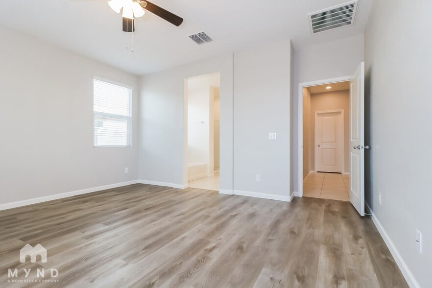 Building Photo - 2626 S 120th Dr