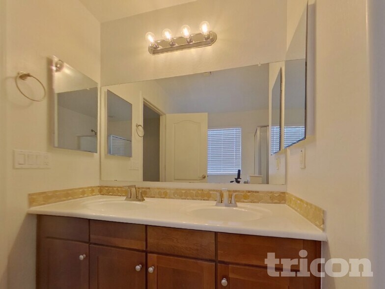 Building Photo - 25760 W Valley View Dr