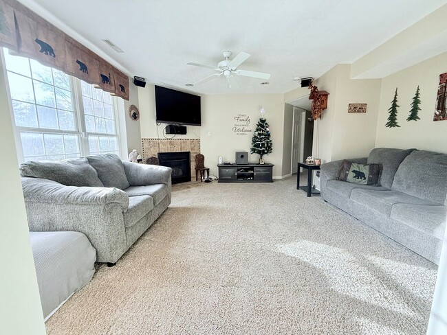 Building Photo - 5 Bed 3 Bath House in Waverly, IA