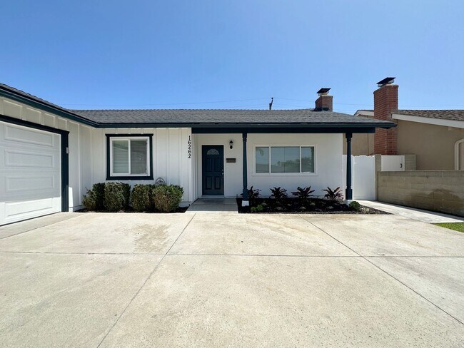 Building Photo - Experience the coastal breeze and the quiet charm of Hawaii Lane.