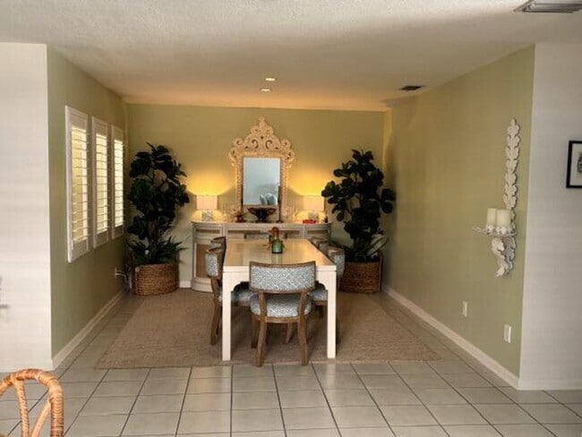 Building Photo - 9230 Heathridge Dr