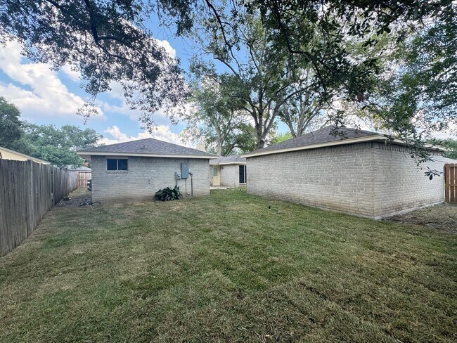 Building Photo - 13703 Cologne Dr