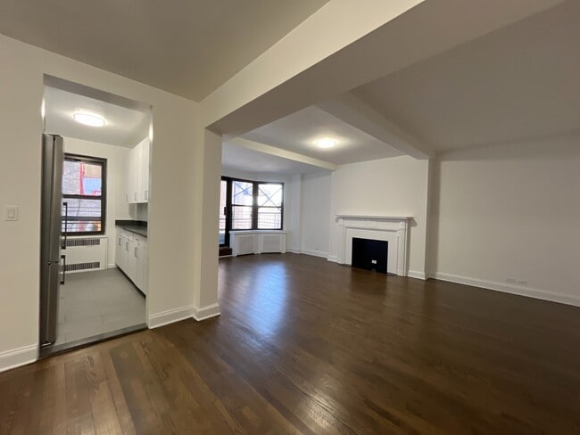 Building Photo - 20 5th Ave