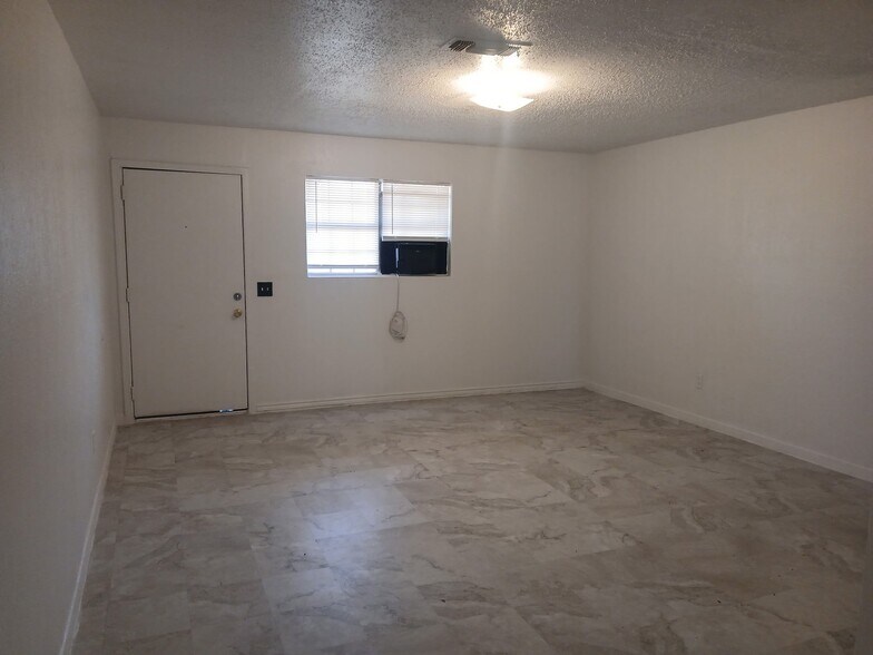 Building Photo - 1217 S Maddox Ave