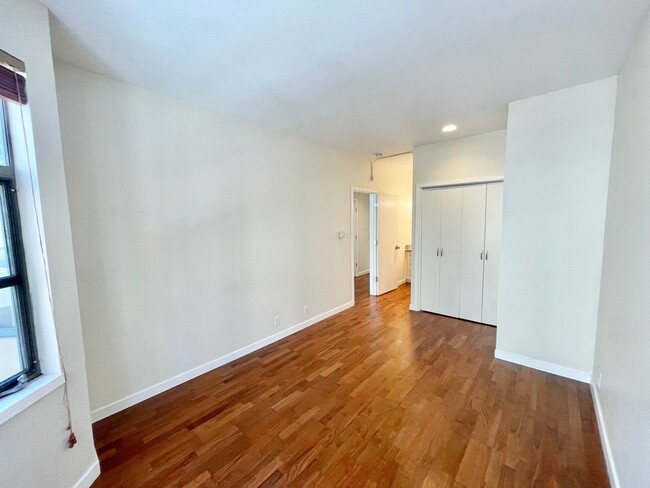 Building Photo - Contemporary, Light Filled Condo w/Garage ...