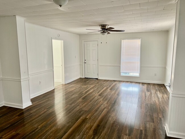Building Photo - 3 Bedroom 1 1/2 Bath – For Rent!