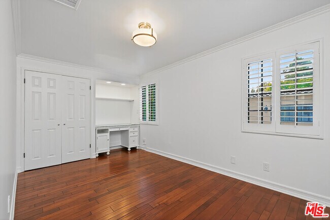 Building Photo - 322 25th St