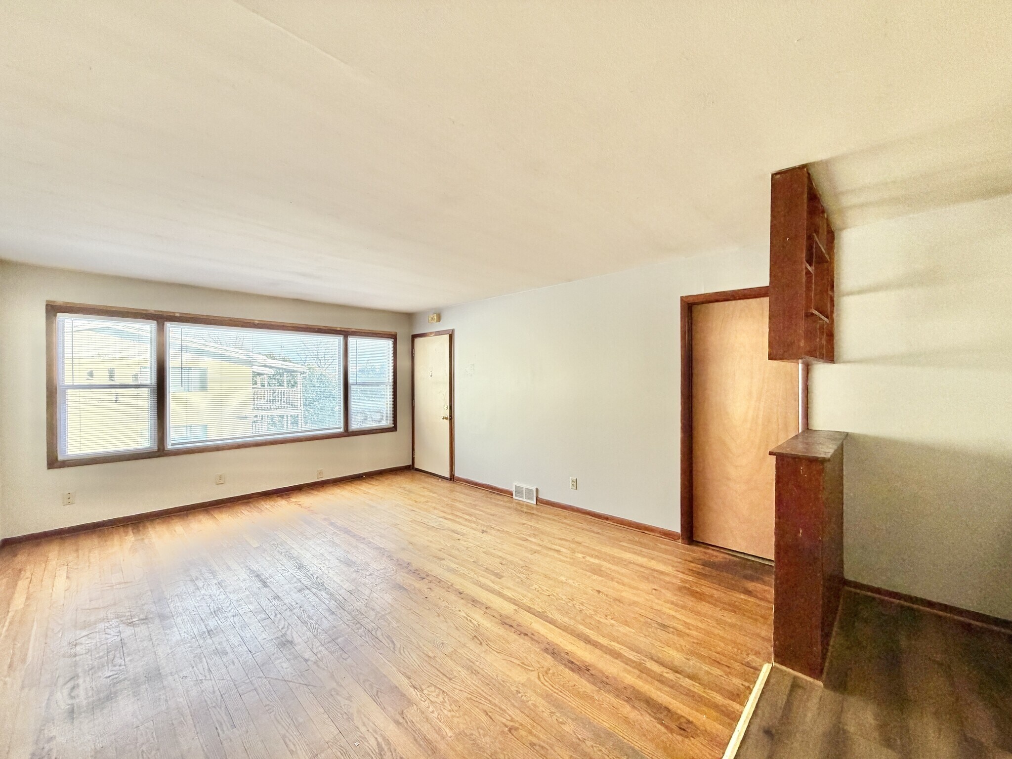 Building Photo - 2109 Lake Point Dr