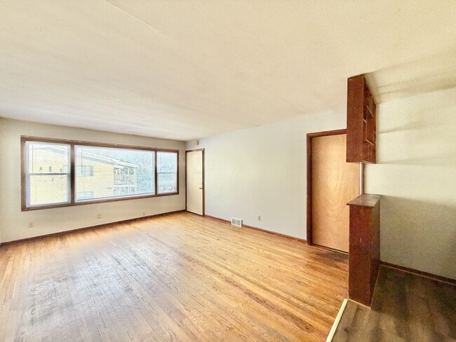 Building Photo - 2109 Lake Point Dr