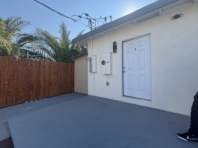 Building Photo - Fully remodeled and spacious 2 bed/2 bath with a den available- Las Vegas