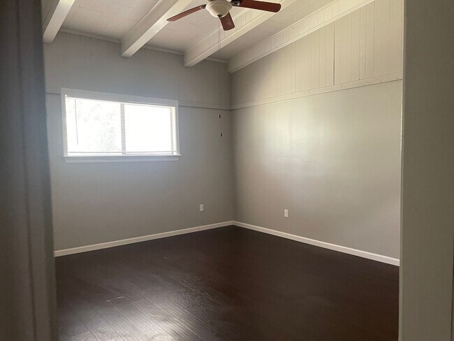 Building Photo - 3 BR 2.5 bath - Gonzales