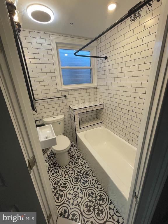 Building Photo - 1839 E Clementine St