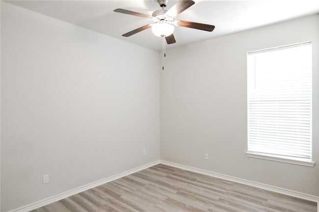 Building Photo - 2101 Spoonbill Dr